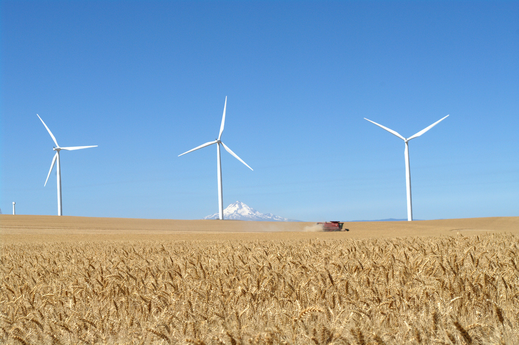 The Cost of Wind Energy: Tradeoffs between Energy Storage and Transmission